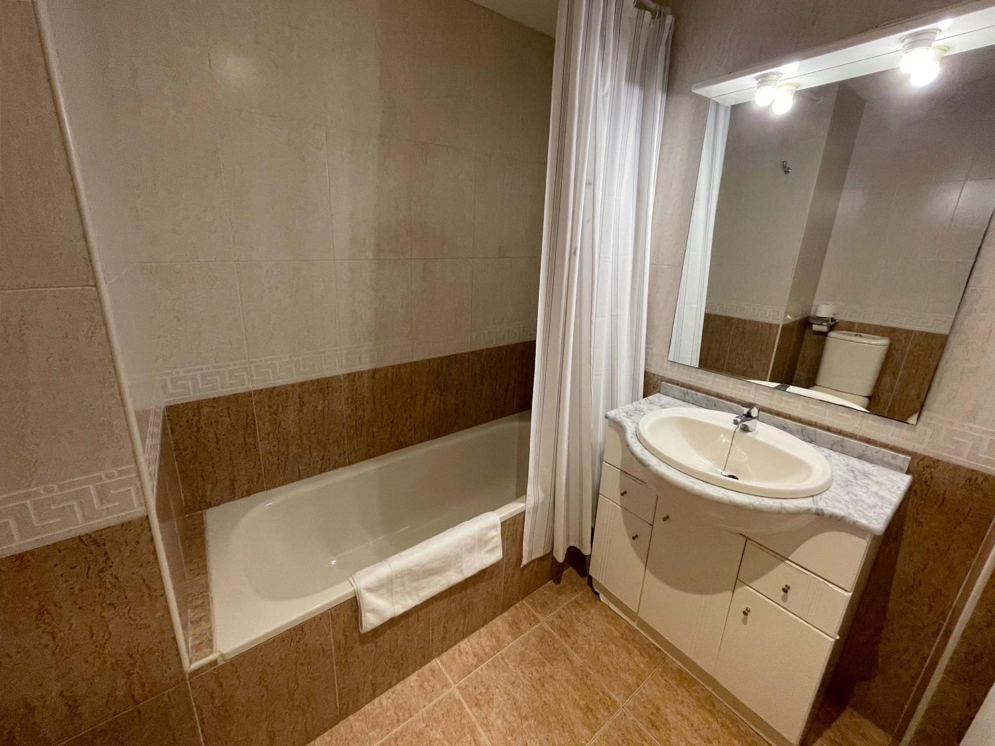 Apartamentos El Pilar Suites 3000 Zaragoza Eksteriør billede